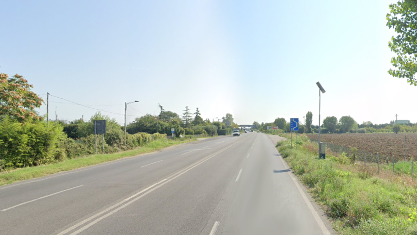 Tragedia nella notte sulla via Emilia: motociclista muore dopo una caduta per evitare un tasso