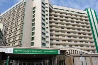 Figlia con l’Hiv mai curata per anni: genitori a processo a Bologna