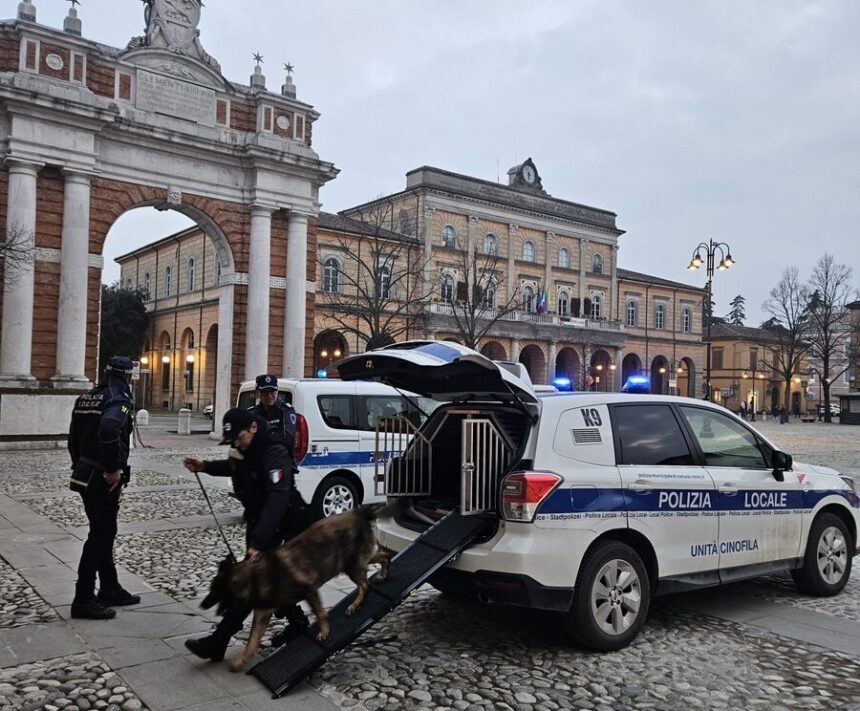 Cronaca, Santarcangelo. Controlli mirati di giorno e di notte nei luoghi frequentati dai giovani per la Polizia Locale dell’Unione, supportata da un gruppo di Rimini con unità cinofila