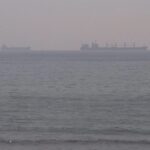 Iran, esplosioni a Teheran e attacchi nella regione. Gli Usa autorizzano l’acquisto di petrolio russo già in transito