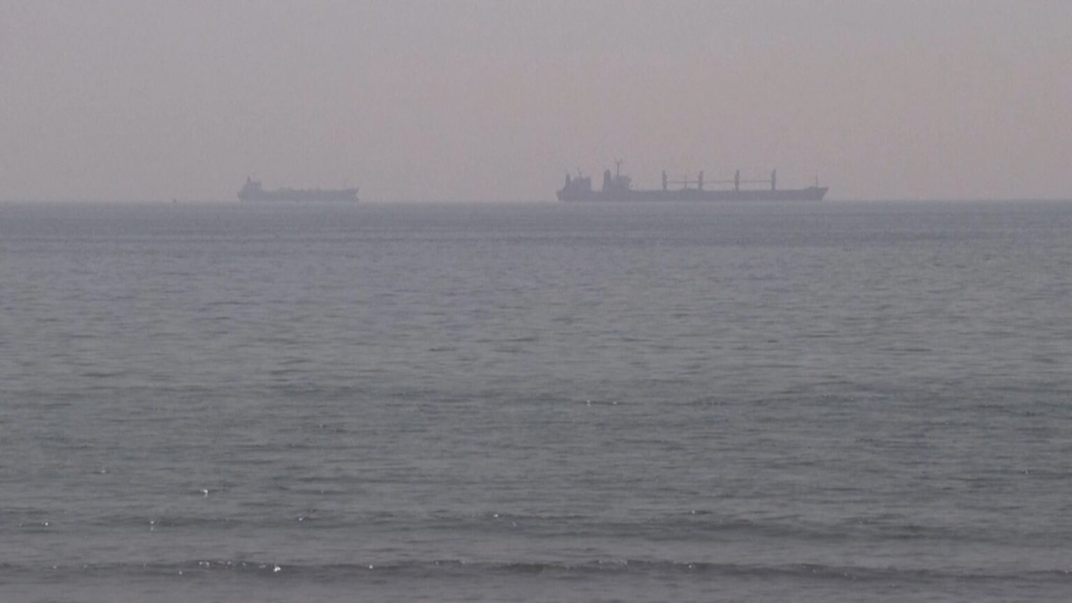 Iran, esplosioni a Teheran e attacchi nella regione. Gli Usa autorizzano l’acquisto di petrolio russo già in transito