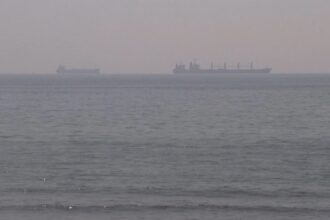 Iran, esplosioni a Teheran e attacchi nella regione. Gli Usa autorizzano l’acquisto di petrolio russo già in transito