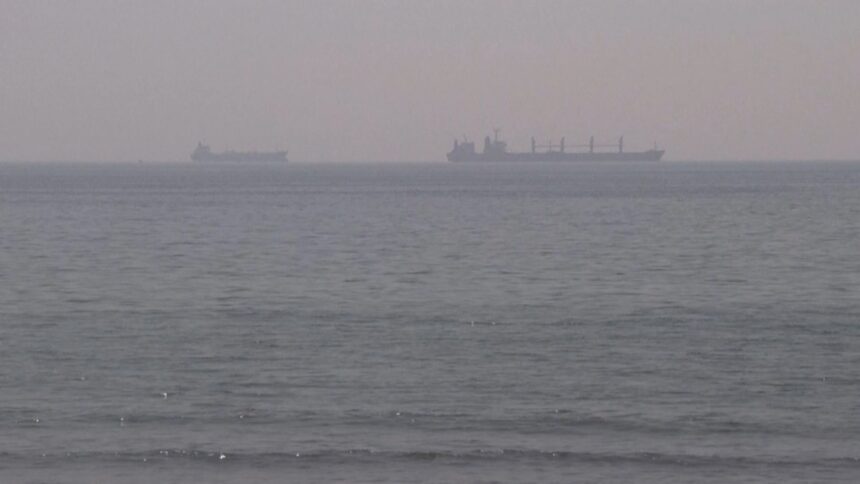 Iran, esplosioni a Teheran e attacchi nella regione. Gli Usa autorizzano l’acquisto di petrolio russo già in transito