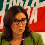 Bologna, flash mob di Forza Italia in stazione: parte l’iniziativa “Frecce per il Sì”