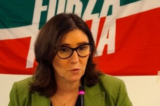 Bologna, flash mob di Forza Italia in stazione: parte l’iniziativa “Frecce per il Sì”