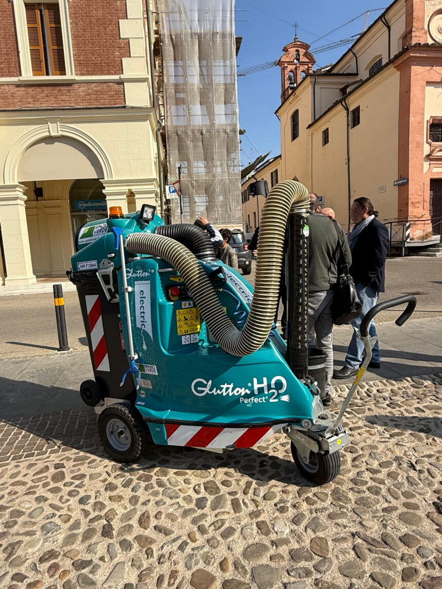 Lugo, centro storico più pulito: arriva il nuovo aspiratore elettrico di Hera