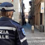 Cronaca. Ravenna, si mette a giocare a pallone nella rotonda: sanzionato e fatto allontanare