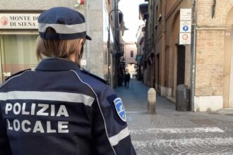 Cronaca. Ravenna, si mette a giocare a pallone nella rotonda: sanzionato e fatto allontanare