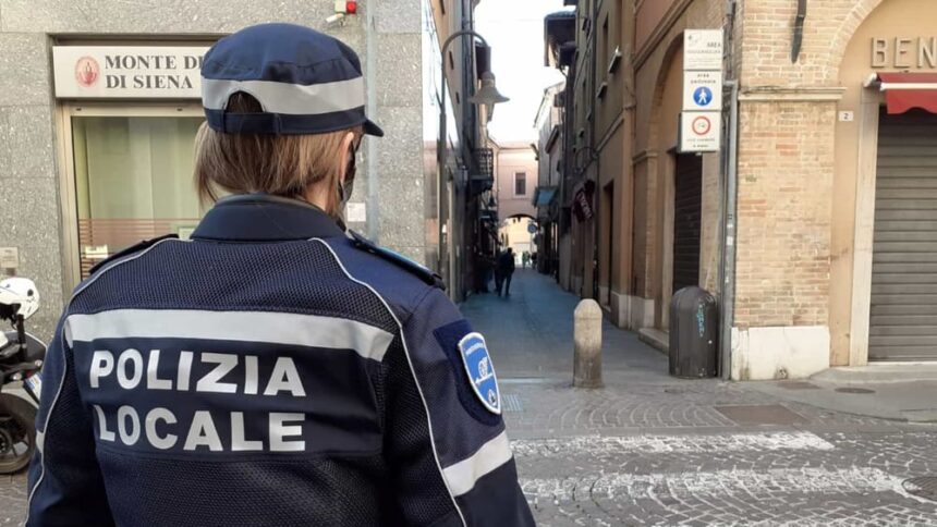 Cronaca. Ravenna, si mette a giocare a pallone nella rotonda: sanzionato e fatto allontanare