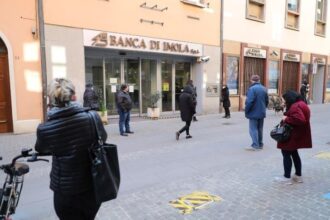Cronaca. Imola, cliente chiede bonifico urgente da quasi 100mila euro: il personale della banca sventa la truffa