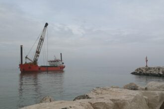 Bellaria Igea Marina. Dragaggio del porto: movimentazione, livellamento e asportazione dei fanghi in tempi record
