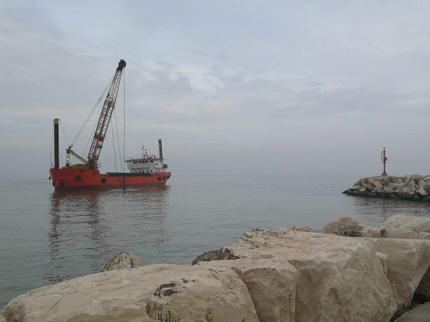 Bellaria Igea Marina. Dragaggio del porto: movimentazione, livellamento e asportazione dei fanghi in tempi record