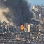 Guerra in Iran, escalation nel Golfo: raid su Emirati e avvisaglie di crisi energetica globale. Missile su auto ad Abu Dhabi: un morto