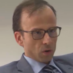 Il Mago dei Tavolucci e il trucco della sparizione: San Marino, dove un giudice può sovvertire un sistema democratico e poi svanire come un coniglio nella tuba … di Enrico Lazzari