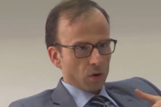 Il Mago dei Tavolucci e il trucco della sparizione: San Marino, dove un giudice può sovvertire un sistema democratico e poi svanire come un coniglio nella tuba … di Enrico Lazzari