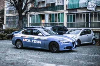 Cronaca. Imola, 51enne romena colta da malore al volante passa col rosso: salvata dagli agenti