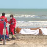 Cronaca. Cervia, turista uccisa da una ruspa in spiaggia: al via il processo, parti civili sia il vedovo che il Comune
