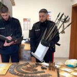 Blitz dei carabinieri della stazione di Crespellano, nel Bolognese. Arrestato in flagranza un 61enne italiano: in casa materiale bellico e clandestino con relativo munizionamento. Ferito un maresciallo durante la perquisizione