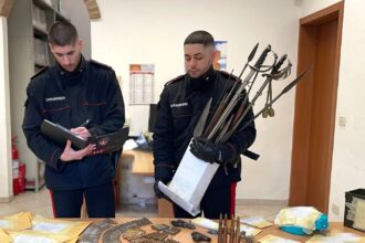 Blitz dei carabinieri della stazione di Crespellano, nel Bolognese. Arrestato in flagranza un 61enne italiano: in casa materiale bellico e clandestino con relativo munizionamento. Ferito un maresciallo durante la perquisizione