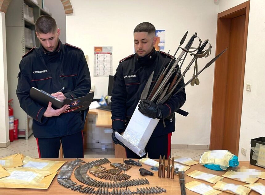Blitz dei carabinieri della stazione di Crespellano, nel Bolognese. Arrestato in flagranza un 61enne italiano: in casa materiale bellico e clandestino con relativo munizionamento. Ferito un maresciallo durante la perquisizione