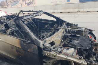 Notte di fuoco a Rivazzurra: Mercedes in fiamme, danneggiata anche una Tesla