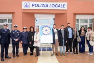 La Polizia locale celebra i suoi caduti: a Riccione una targa e quattro medaglie per onorare il sacrificio al servizio della comunità