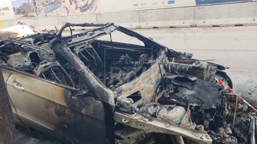 Notte di fuoco a Rivazzurra: Mercedes in fiamme, danneggiata anche una Tesla