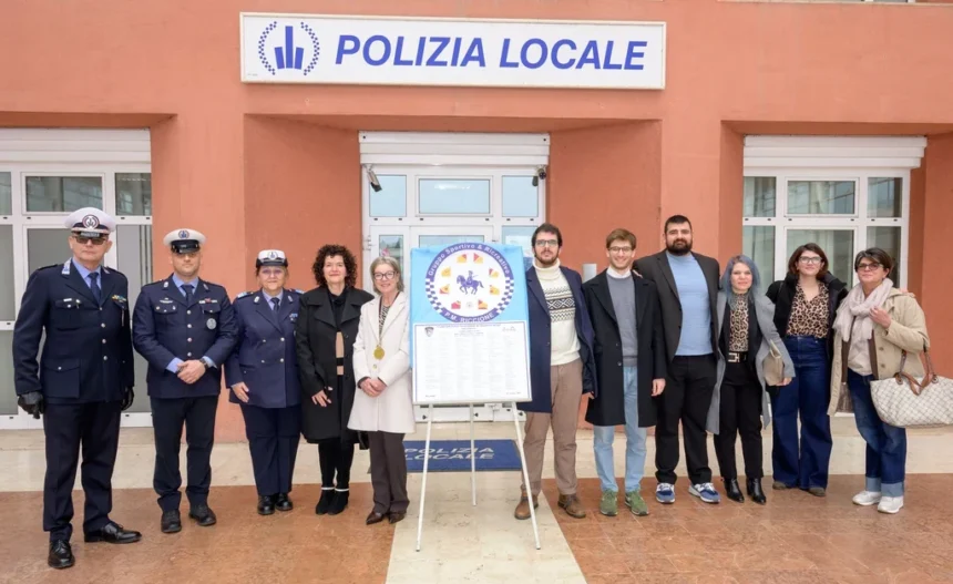 La Polizia locale celebra i suoi caduti: a Riccione una targa e quattro medaglie per onorare il sacrificio al servizio della comunità