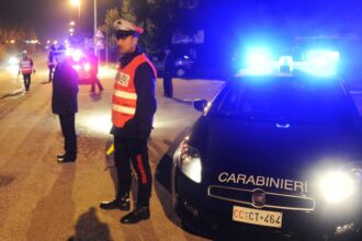 Cronaca. Riccione, folle fuga all’alba: si schianta contro un’auto in sosta e fornisce false generalità, arrestato 21enne