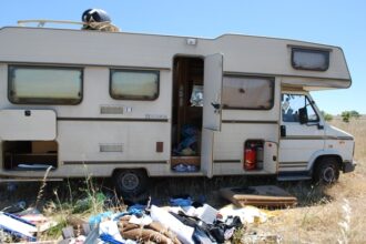 Figuraccia per l’intera San Marino: camperista sammarinese scarica abusivamente a Fano e fa esplodere “gogna” e polemica sui social