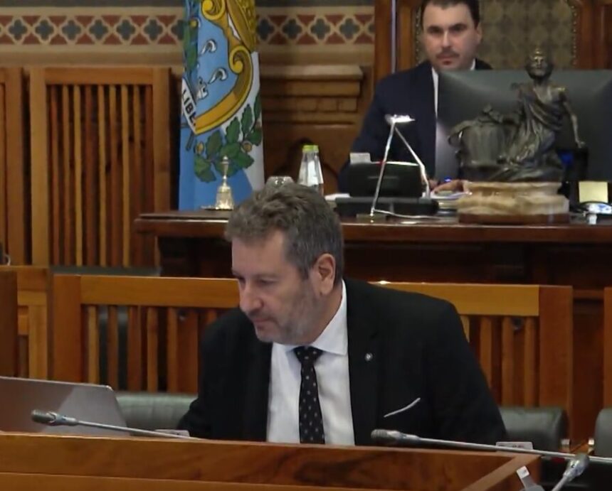 Debito pubblico, nuove modifiche a pochi mesi dalla legge. Opposizione: “Stato senza difese” e “nave alla deriva” nel mirino dell’opposizione