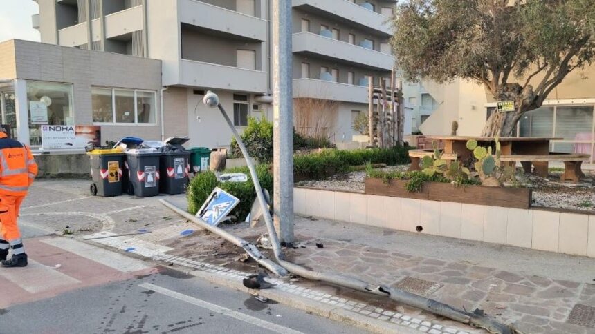 Riccione, fugge dopo aver abbattuto palo e telecamera: rintracciato dopo 10 giorni