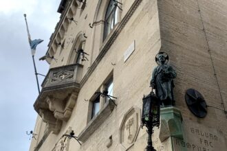 San Marino, natalità in crisi: il Consiglio approva il disegno di legge sulla famiglia con congedo di paternità raddoppiato e bonus bebè