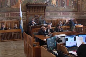 San Marino – Denatalità, il Consiglio apre il confronto sulla nuova legge: più congedi, bonus bebè e sostegni alle famiglie