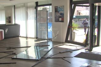 Borgo Maggiore, auto sfonda l’ingresso della filiale BSI