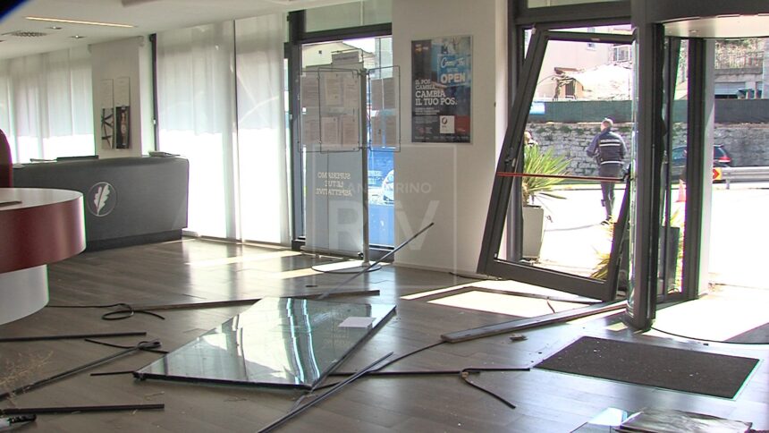 Borgo Maggiore, auto sfonda l’ingresso della filiale BSI
