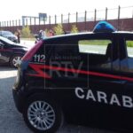 Aggredisce i Carabinieri con un coltello dopo una lite in famiglia: 54enne arrestato per resistenza e tentato omicidio.