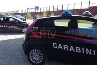 Aggredisce i Carabinieri con un coltello dopo una lite in famiglia: 54enne arrestato per resistenza e tentato omicidio.