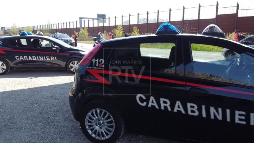 Aggredisce i Carabinieri con un coltello dopo una lite in famiglia: 54enne arrestato per resistenza e tentato omicidio.