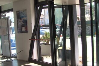 San Marino – Anziché frenare accelera e sfonda la vetrata della banca