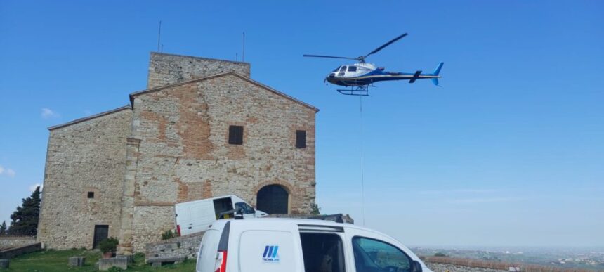 Verucchio, intervento in elicottero per il ripristino della scalinata alla Rocca del Sasso