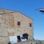 Cantiere ad alta quota, elicottero in azione e operai acrobati per riaprire la scalinata della Rocca