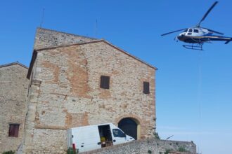 Cantiere ad alta quota, elicottero in azione e operai acrobati per riaprire la scalinata della Rocca