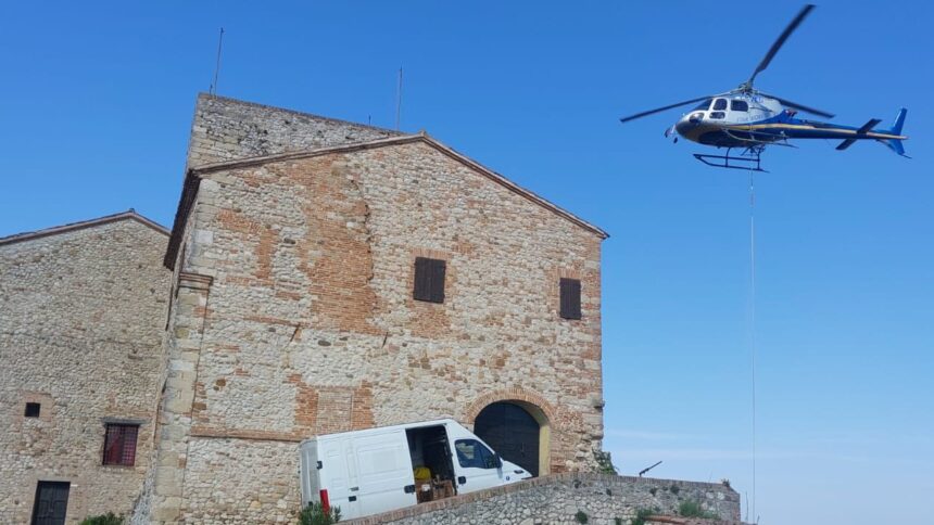 Cantiere ad alta quota, elicottero in azione e operai acrobati per riaprire la scalinata della Rocca
