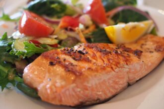 Cervello più giovane a tavola: i cibi che rallentano l’invecchiamento