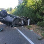 San Leo, auto in retromarcia sfonda un cancello e si ribalta in un giardino di una casa