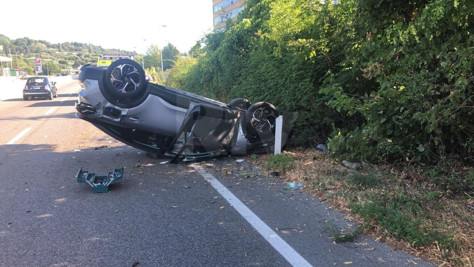 San Leo, auto in retromarcia sfonda un cancello e si ribalta in un giardino di una casa