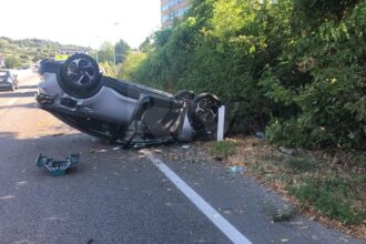 San Leo, auto in retromarcia sfonda un cancello e si ribalta in un giardino di una casa
