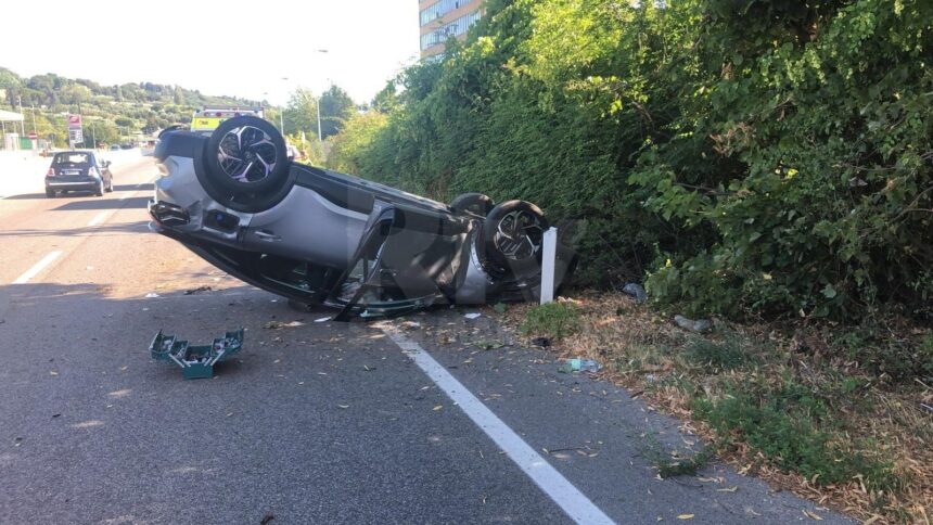 San Leo, auto in retromarcia sfonda un cancello e si ribalta in un giardino di una casa