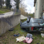 Rimini – Paura a Fontanelle di San Leo: auto si ribalta nel giardino di una casa